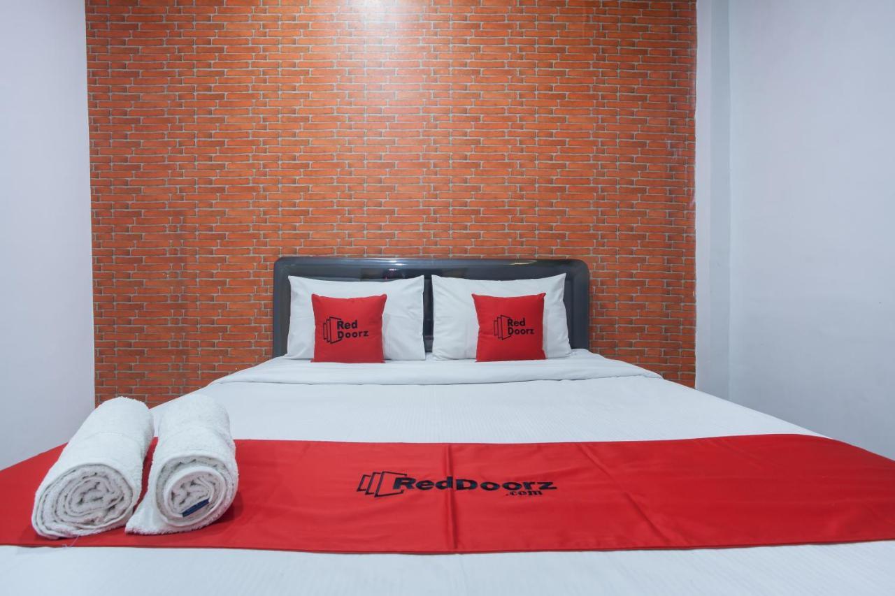 Reddoorz Plus @ Raya Sengkaling Malang Esterno foto