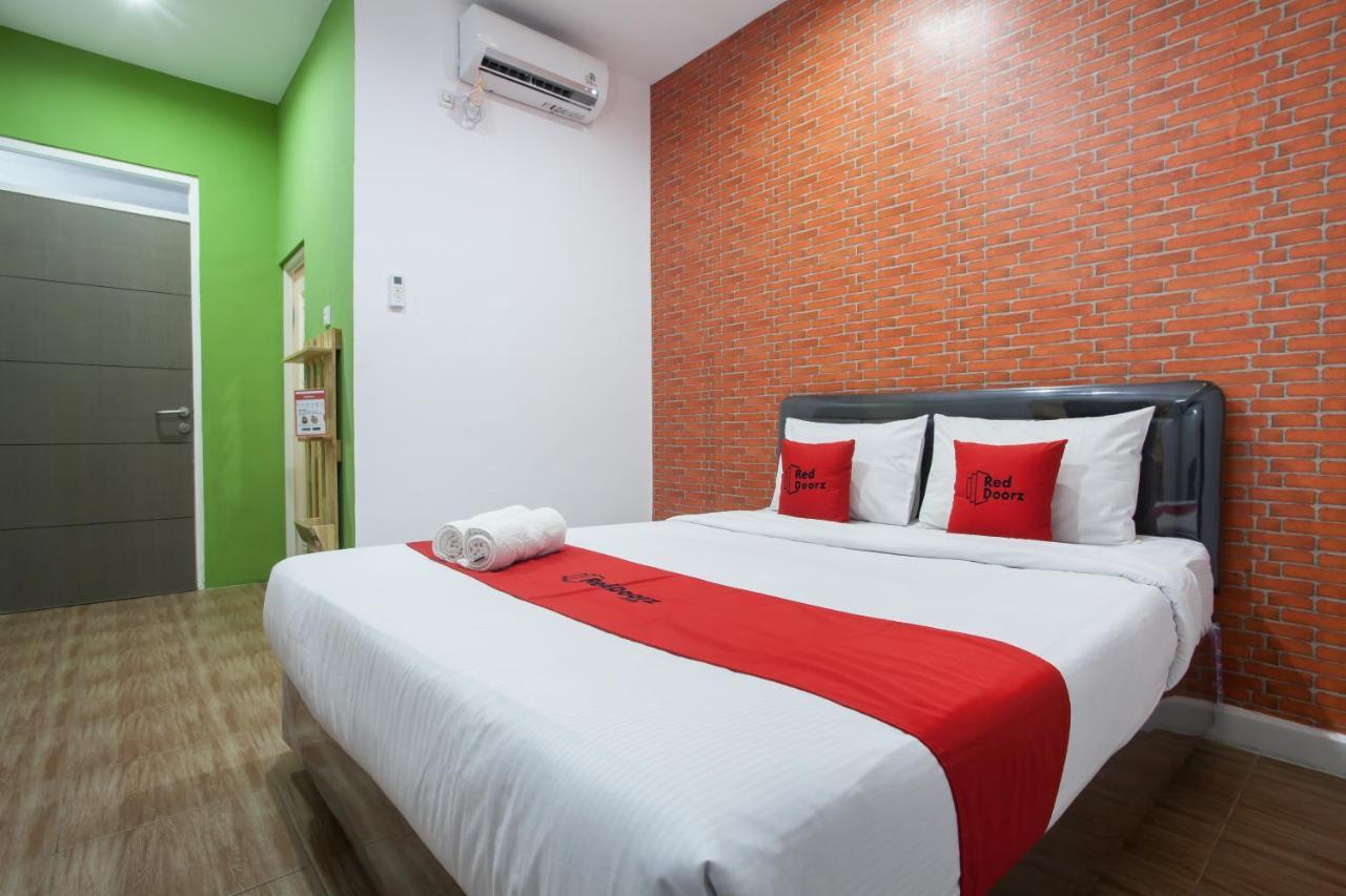 Reddoorz Plus @ Raya Sengkaling Malang Esterno foto