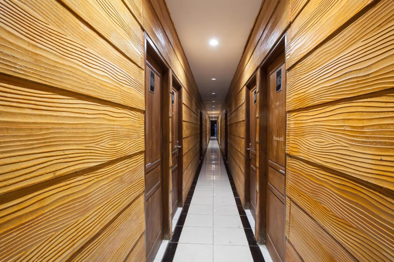 Reddoorz Plus @ Raya Sengkaling Malang Esterno foto